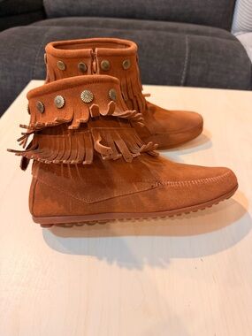 Minnetonka Women's doubles Fringe Side zip Moccasin Boots in Cognac Brown size 8